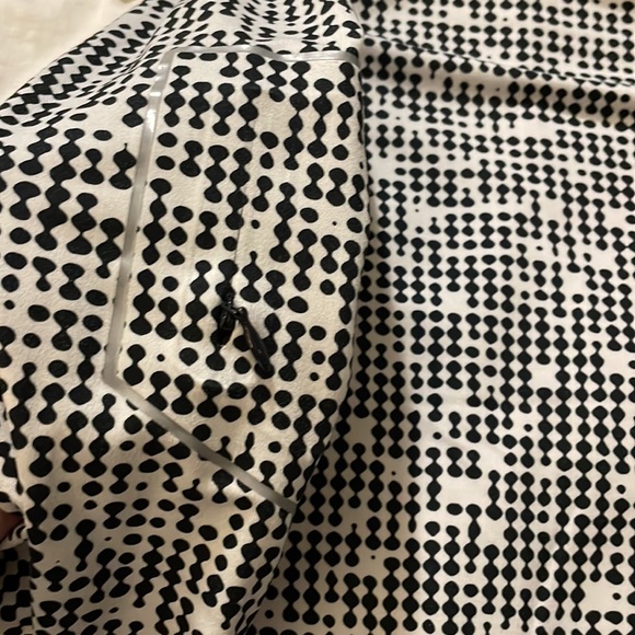 Price is firm, unless bundled with another listing w the 4 UA tops - Picture 5 of 5